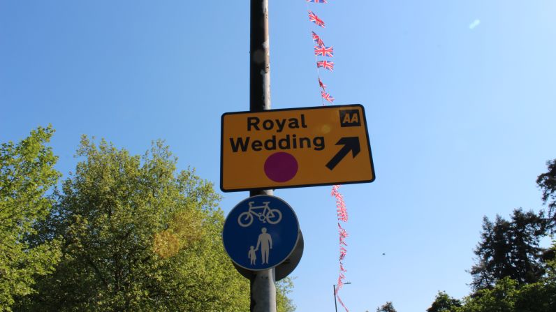 Una señal de tránsito avisa del recorrido de la boda real.