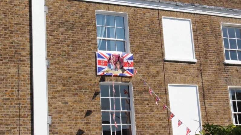 Una bandera británica en el camino.