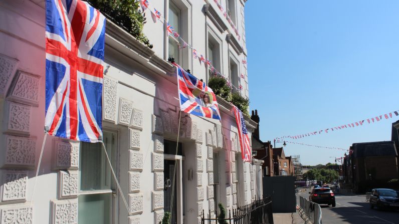 En el camino podrán ver varias casas que ya están adornadas con banderas británicas e imágenes de la pareja real.