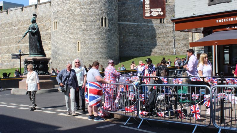 Algunos de los más fervientes fanáticos de la realeza británica ya ocuparon los mejores lugares cerca del acceso al Castillo de Windsor — a cuatro días de la boda.