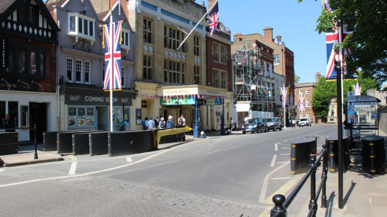 En las calles alrededor del Castillo de Windsor se han instalado barreras móviles como parte de la seguridad para el evento.