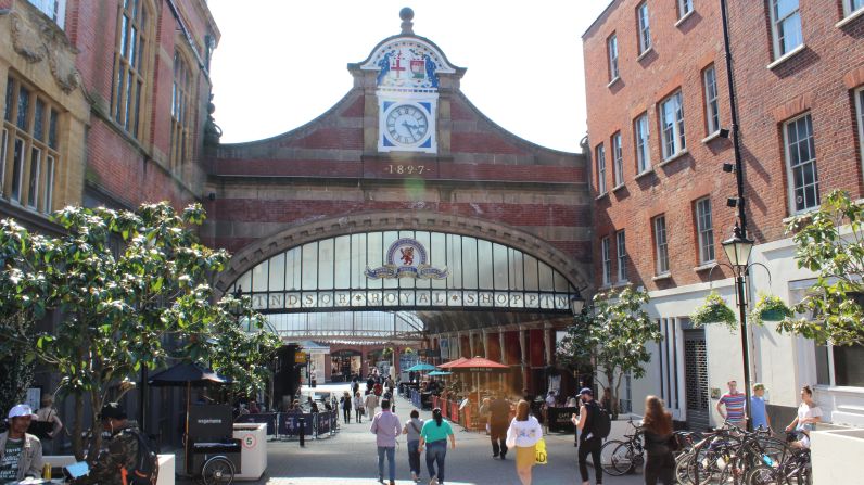 Acceso al centro comercial Windsor Royal Shopping y a la estación de tren de Windsor.