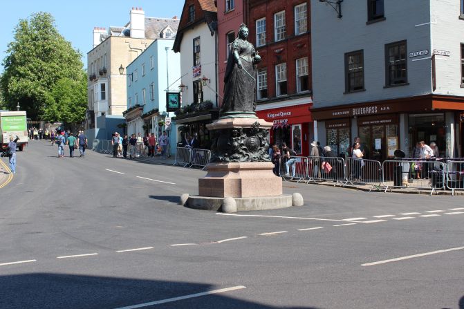 La estatua de la Reina Victoria en la ruta de acceso al Castillo de Windsor.