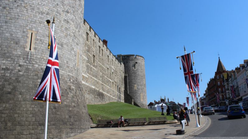 Las calles aledañas al Castillo de Windsor, en la localidad de Windsor, a unos 40 kilómetros de Londres, ya están adornadas para la boda real entre el príncipe Enrique y Meghan Markle, que se realizará el sábado 19.