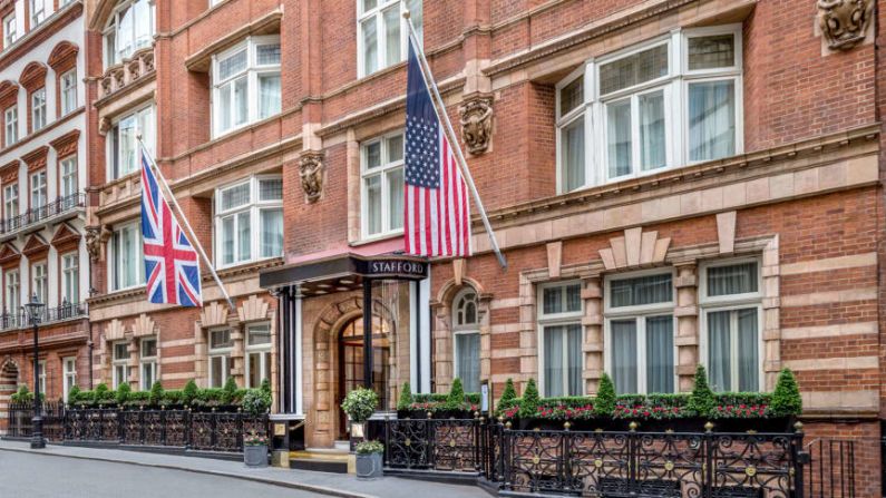 Palacio y castillo en el Reino Unido: el hotel boutique, que aún suele ser frecuentado por miembros de la realeza, es una base ideal para una visita real: se encuentra a pocos pasos del palacio de St. James y del palacio de Buckingham.