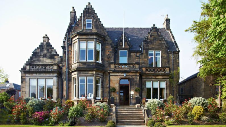 "Live like a Royal" en Edimburgo, Escocia: el refugio real Dunstane Houses permite a los huéspedes disfrutar de las vistas reales de la ciudad escocesa y sus alrededores, acompañados por el guía real residente del hotel.