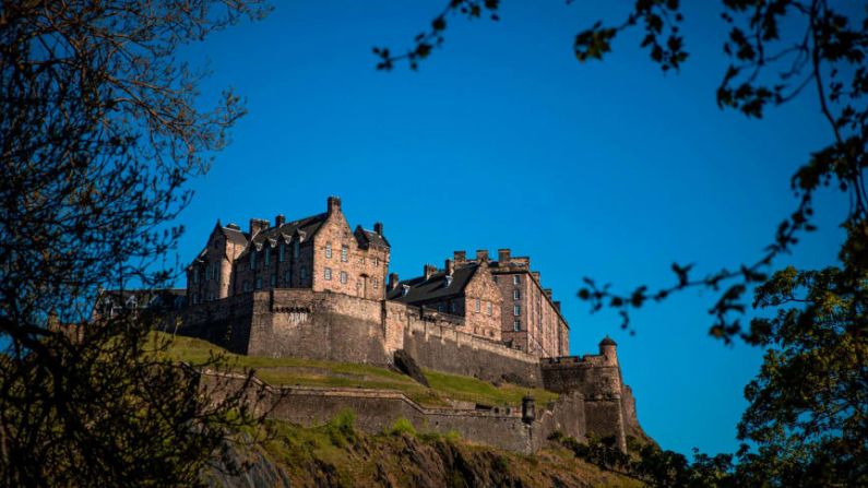 "Live like a Royal" en Edimburgo, Escocia: una visita al castillo de Edimburgo, que alberga una serie de joyas de la corona conocidas como "Los honores de Escocia" también está en la agenda.