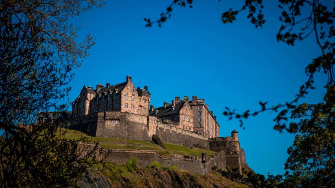 "Live like a Royal" en Edimburgo, Escocia: una visita al castillo de Edimburgo, que alberga una serie de joyas de la corona conocidas como "Los honores de Escocia" también está en la agenda.