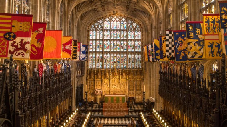 Un majestuoso paquete de compras y turismo en el Reino Unido: un viaje de lujo al castillo de Windsor en limusina para visitar la capilla de San Jorge y los apartamentos pertenecientes al Estado también son parte del paquete.