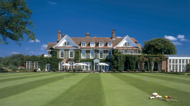 Una celebración imperial de la boda en Chewton Glen, Inglaterra: Este lujoso hotel de cinco estrellas ofrece una estancia de fin de semana con tu propio mayordomo y una fiesta en su jardín inglés mientras contempla las festividades de la boda real.