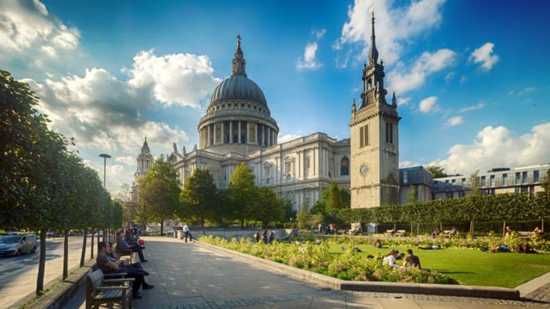 Tras los pasos de la pareja real en Londres: compra una tarjeta turística de la ciudad, el London Pass, y tendrás acceso a muchas atracciones reales, incluida la catedral de San Pablo.