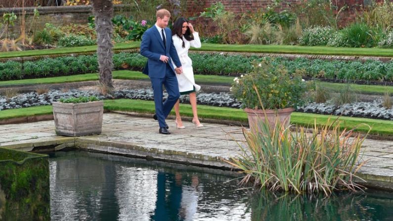 Tras los pasos de la pareja real en Londres: también te llevará al palacio de Kensington, donde puedes posar en el jardín donde el príncipe Enrique y Meghan Markle hicieron su primera aparición pública después de su compromiso.