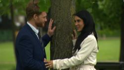 CNNE 524386 - falsos meghan y enrique en los jardines del palacio de kensington