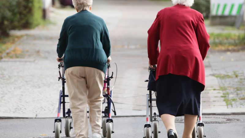Europa envejece: 1 de cada 5 personas es mayor de 65 y el único aumento de la población viene de la inmigración | cnn