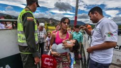 CNNE 524519 - venezolanos en colombia- asi ven las elecciones