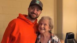 CNNE 524615 - justin timberlake sorprende a una fan de 88 anos