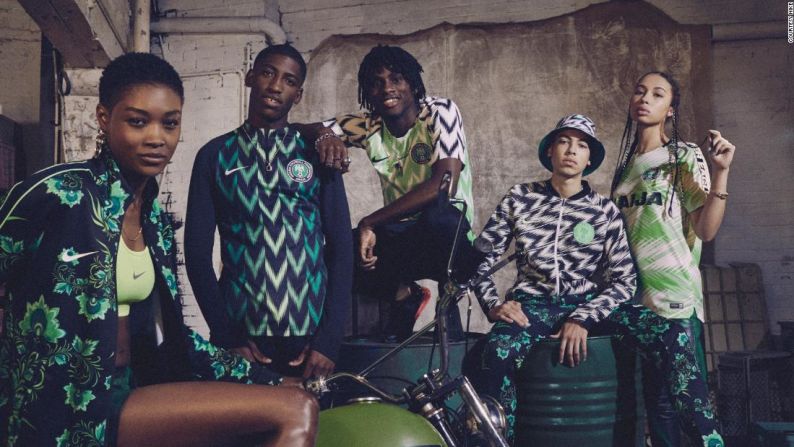 Inspirándose en el apodo del equipo, "Superáguilas", Nike presentó para el equipo de fútbol de Nigeria un audaz diseño de color verde neón que recuerda el patrón de plumas de alas de águila.