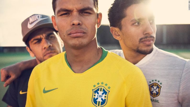 El equipo de diseño de Nike fue al Museo de Fútbol de Sao Paulo para revisar la venerada camiseta que lució el equipo ganador de la Copa Mundial de 1970, solo para asegurarse de tener el tono amarillo exacto en su nueva camiseta.