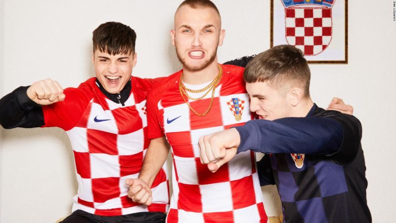 No todo se trata de ingeniosas referencias de diseño este año. El diseño a cuadros rojos y blancos para la indumentaria de Nike para Croacia es una obvia alusión a la cresta a cuadros en el centro de la bandera croata.