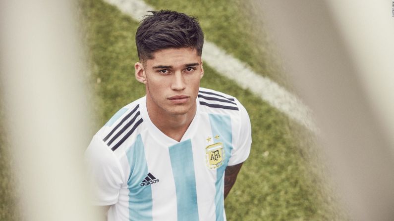 El diseño de Adidas para Argentina presenta no solo los colores de la bandera del país, sino también los laureles, que forman parte del escudo de armas del país sudamericano. Estas inclusiones patrióticas son en honor del 125 aniversario de la Asociación de Fútbol de Argentina.