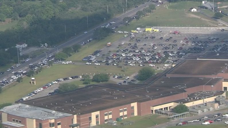 Mira en estas galerías algunas de las primeras imágenes que llegan del lugar donde este viernes se reportó un hombre armado en una escuela de Texas