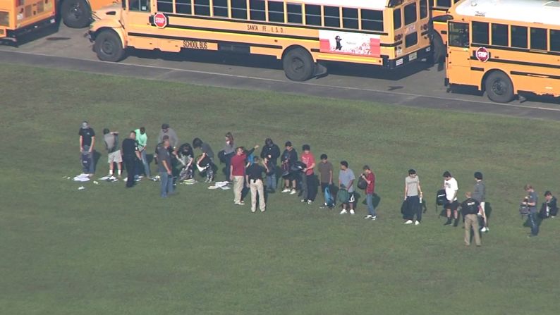 El Distrito Escolar Independiente de Santa Fe dice afirmó que hay pistolero activo en la Escuela Secundaria Santa Fe este viernes por la mañana de acuerdo con una declaración en su sitio web