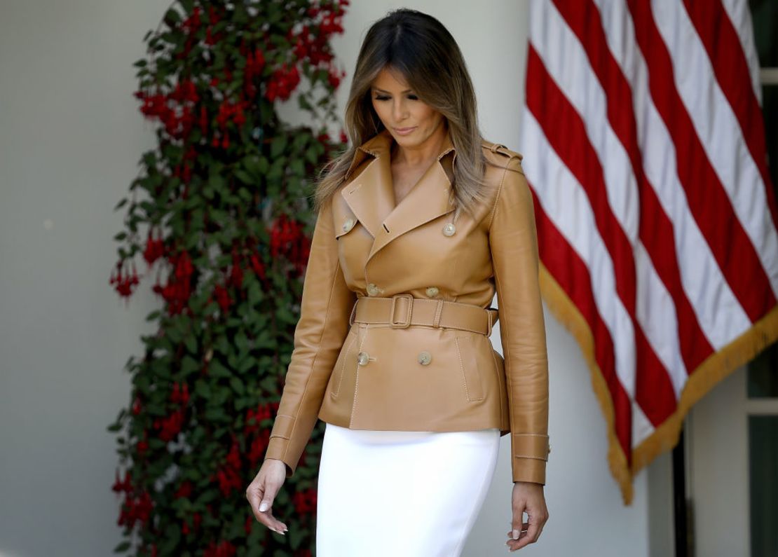 La primera dama Melania Trump a su llegada al Jardín de Rosas de la Casa Blanca el 7 de mayo de 2018 para hablar sobre su nueva iniciativa, el programa Be Best.