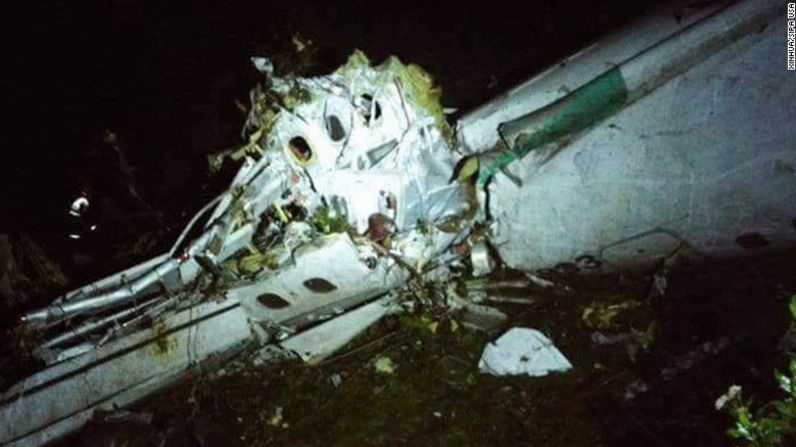 Un avión charter con 77 personas a bordo, incluidos jugadores del equipo de fútbol brasileño Chapecoense, se estrelló cerca de Rionegro, Colombia, el lunes 28 de noviembre de 2016. 71 personas murieron, dijeron las autoridades. Seis sobrevivieron.