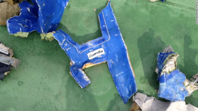 El vuelo 804 de EgyptAir desapareció de los radares cuando iba de París a El Cairo el 19 de mayo de 2016. Los equipos de búsqueda recuperaron partes de los restos del avión en el mar Mediterráneo, incluidas las pertenencias personales de los pasajeros, chalecos salvavidas, sillas del avión e incluso partes de algunos cuerpo. El avión llevaba a 56 pasajeros y 10 miembros de la tripulación a bordo.