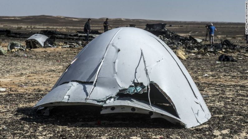 El vuelo 9268 de Metrojet se estrelló en la península del Sinaí en Egipto, tras quebrarse mientras volaba en octubre de 2015. Las 224 personas a bordo del avión murieron. La aeronave se dirigía a San Petersburgo, Rusia, desde el balneario de Sharm el-Sheikh en el Mar Rojo.