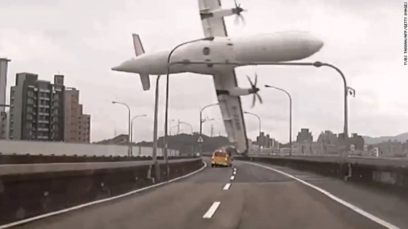 En esta captura de imagen tomada de un video, el vuelo GE235 de TransAsia Airways pasa un puente en Taipei, Taiwán, poco después de despegar el 4 de febrero de 2015. Había 58 pasajeros a bordo del avión bimotor turbohélice ATR72, que se sumergió en el río Keelung.