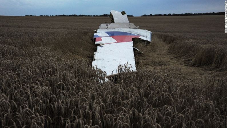 El vuelo 17 de Malaysia Airlines se estrelló en un campo al este de Ucrania el 17 de julio de 2014. La inteligencia de Estados Unidos concluyó que el avión, en el que iban 298 personas, fue derribado. Funcionarios ucranianos acusaron a los rebeldes pro-rusos de derribar el avión, pero Rusia apuntó con el dedo a Ucrania, culpando a sus operaciones militares contra los separatistas.