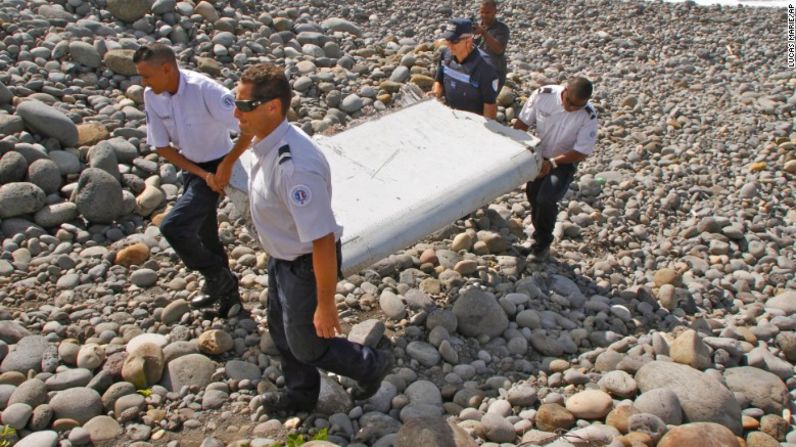 El vuelo 370 de Malaysian Airlines desapareció sobre el sudeste asiático el 8 de marzo de 2014. Funcionarios australianos señalaron que creen que el avión estaba en piloto automático durante todo su viaje por el Océano Índico hasta que se quedó sin combustible. En agosto de 2015, las autoridades confirmaron que un pedazo de escombros hallado en isla Reunión provenía de la aeronave.