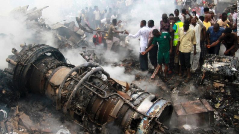 Un avión de la aerolínea Dana Air, en el que iban 153 personas, se estrelló el 3 de junio de 2012, en un barrio residencial en Lagos, la ciudad más poblada de Nigeria. Nadie en el avión sobrevivió, y 10 personas que estaban en tierra también murieron.