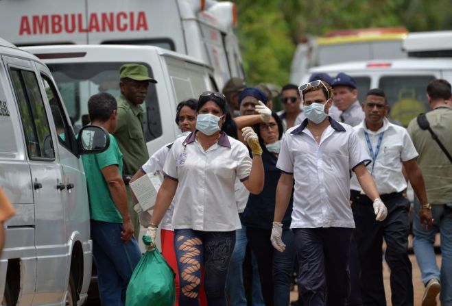 Personal de emergencia llegó al lugar del accidente cerca del aeropuerto de La Habana para auxiliar a las víctimas. Granma informó que los sobrevivientes del accidente son recibidos en el Hospital Universitario General Calixto García.