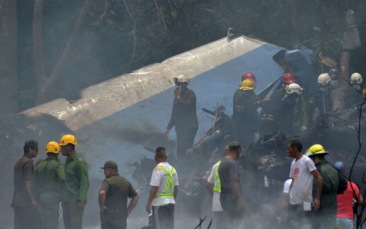 Decenas de rescatistas buscan entre los escombros del avión a las víctimas de este accidente ocurrido poco después de que el avión despegara del Aeropuerto Internacional José Martí de La Habana.