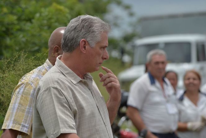 El presidente de Cuba Miguel Díaz-Canel llegó al lugar de los hechos después del accidente.