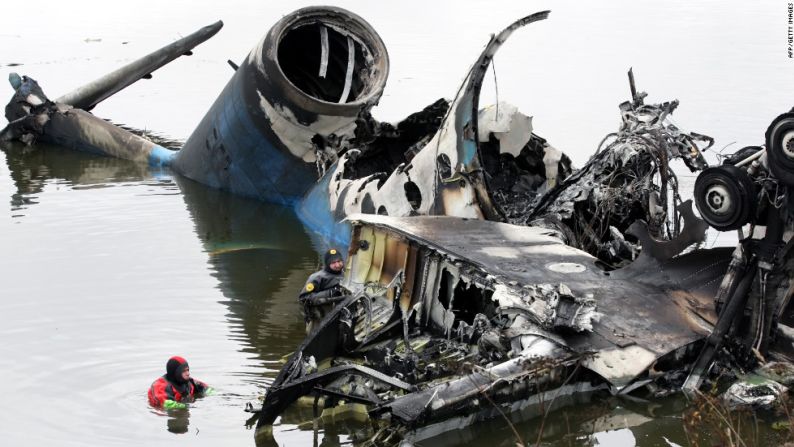 Un avión que transportaba docenas de jugadores de hockey se estrelló el 7 de septiembre de 2011, a las afueras de la ciudad rusa de Yaroslavl, a unos 160 kilómetros al noreste de Moscú. 43 personas fallecieron. Uno de los dos sobrevivientes murió posteriormente debido a sus heridas.