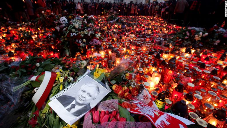 Un avión que transportaba al presidente polaco Lech Kaczynski se estrelló cuando intentaba aterrizar en un aeropuerto cerca de la ciudad rusa de Smolensk el 10 de abril de 2010. Kaczynski fue una de las 97 personas que murieron.