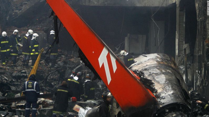 Un avión de TAM Airlines patinó fuera de la pista, se accidentó contra una gasolinera y estalló en llamas el 17 de julio de 2007, después de aterrizar en el aeropuerto de Sao Paulo, Brasil. Las 199 personas a bordo fallecieron.