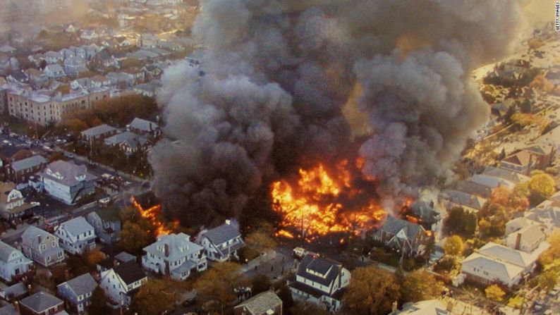 Un avión de American Airlines se estrelló en Belle Harbor, Queens, poco después de despegar del aeropuerto John F. Kennedy el 12 de noviembre de 2001. En el accidente fallecieron 265 personas, incluidas cinco que estaban en tierra.