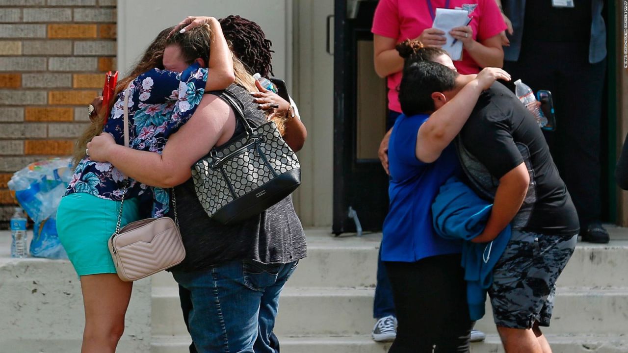 CNNE 525463 - padres y estudiantes describen el terror del tiroteo en texas