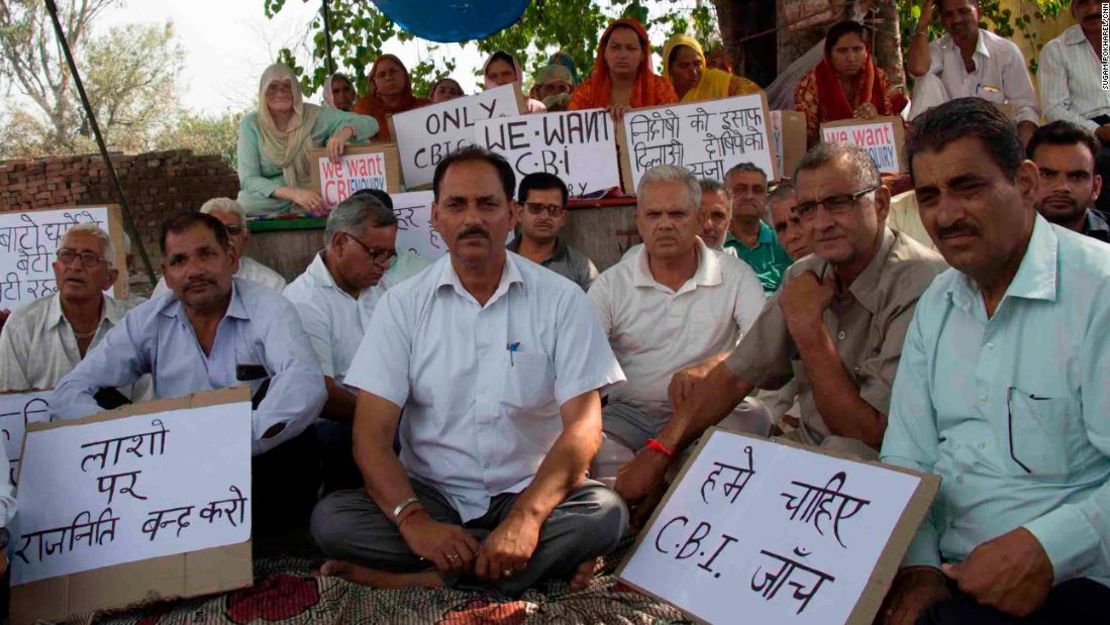 El presidente hindú de Ekta Manch, Vijay Kumar Sharma (al centro, con camisa blanca) y los miembros del grupo activista que sostiene que los acusados son inocentes y piden una investigación independiente.