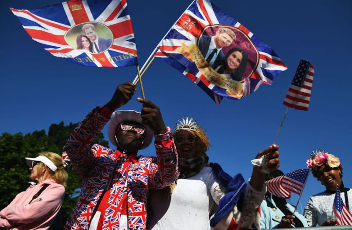 Seguidores de la realeza británica llegan a Windsor para la boda real.