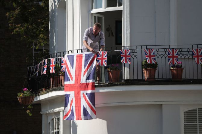 Banderas británicas se colocan en los edificios alrededor del castillo de Windsor.