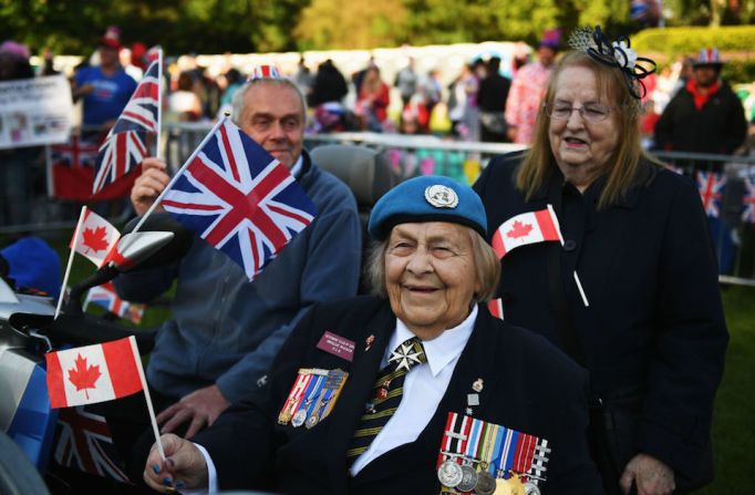 La veterana de guerra Phyllis Walker sonríe antes de la boda del príncipe Enrique y Meghan Markle.