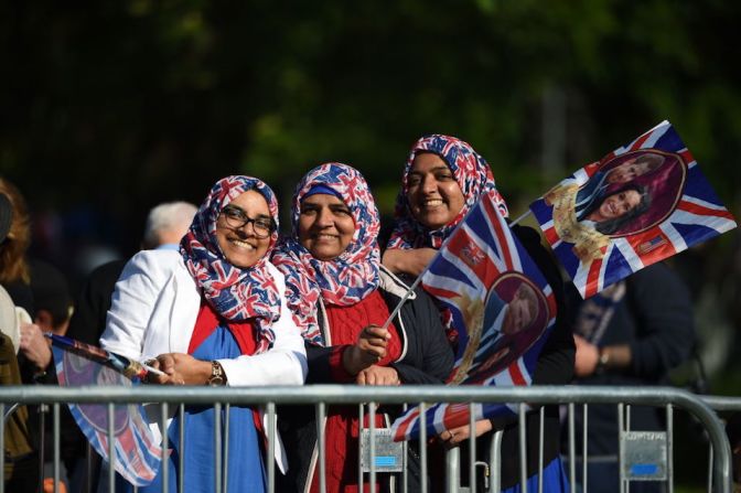 El público ya ocupa sus lugares detrás de las vallas alrededor de la ruta que seguirá la procesión de los recién casados por las calles de Windsor tras la ceremonia.