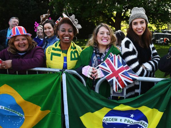 Desde Brasil llegó este grupo de seguidores para la boda real.