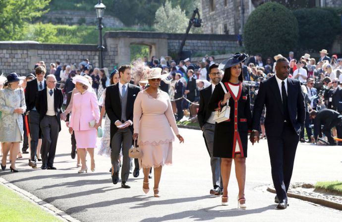 Idris Elba y Sabrina Dhowre seguidos por Oprah Winfrey, llegan a la capilla de San Jorge para la boda real.