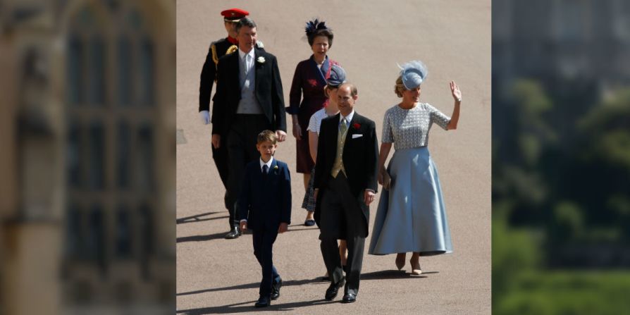 James, Vizconde Severn, Príncipe Eduardo, Conde de Wessex, Lady Louise Windsor y Sophie, Condesa de Wessex y (posterior) Timothy Laurence y la Princesa Anne, la Princesa Real asisten a la boda.